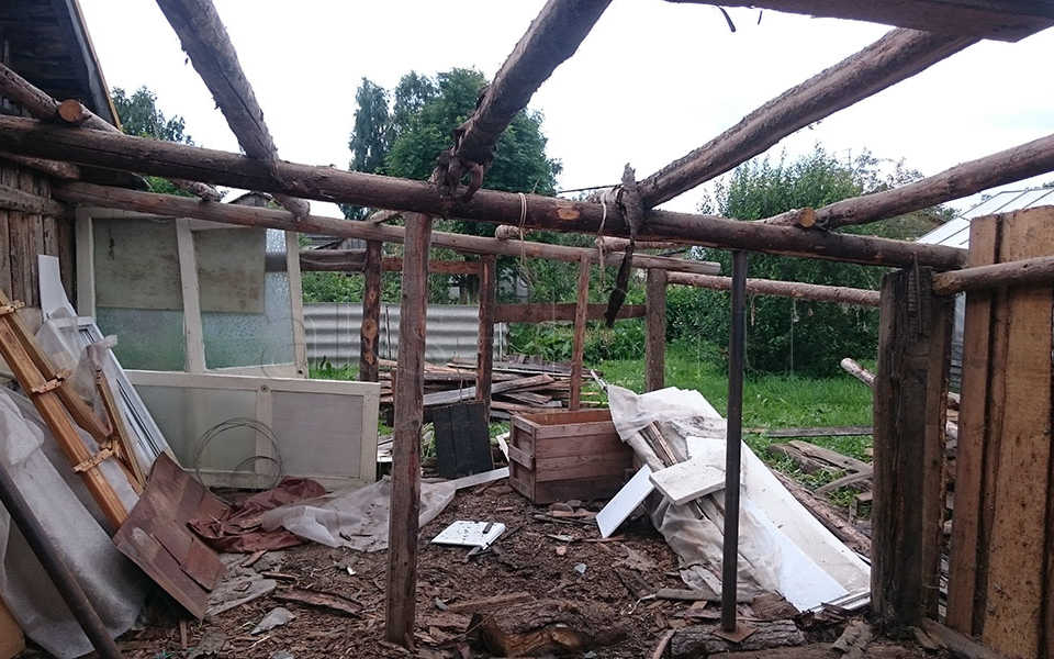Разборка деревянного пристроя к сараю. Кировская обл