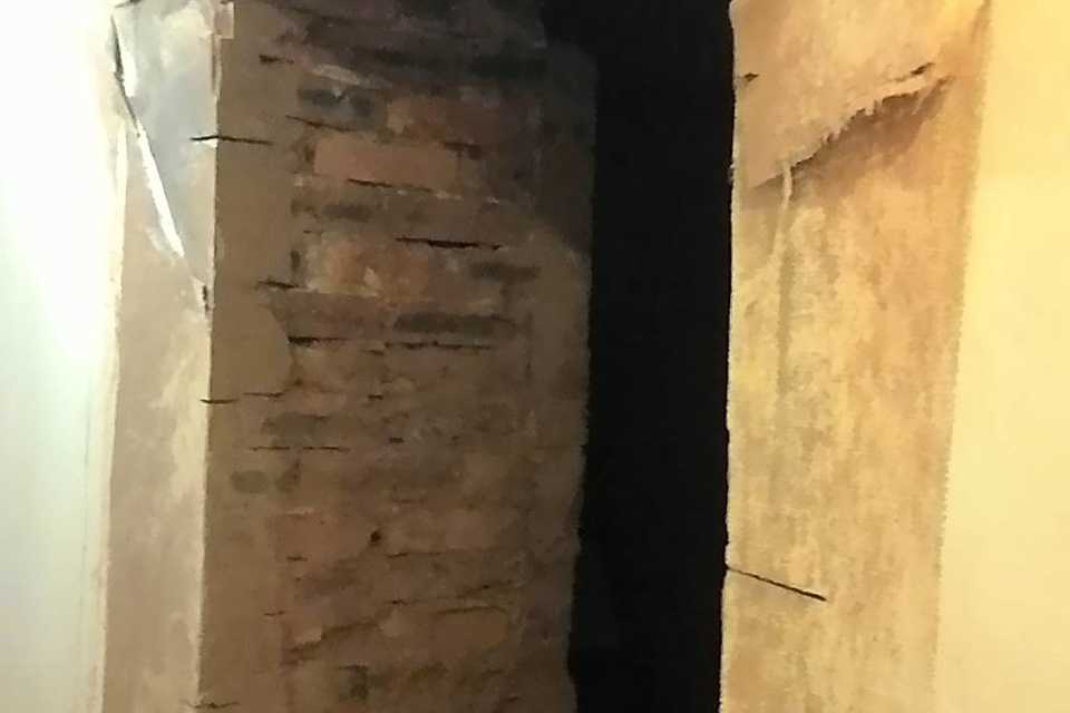 Проем в кирпичной стене. Киров, Карла-Маркса