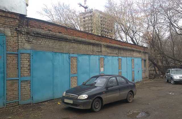 Снос кирпичных гаражей экскаватором. Киров